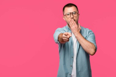 gözlük kamera pink izole gösteren şok adam