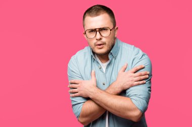 Soğuk hissediyor ve pink izole ısınma Gözlük Genç adam