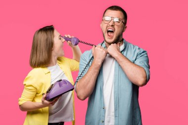 döner telefonla konuşurken ve seyir adama boyun pink izole çığlık etrafında tel ile genç kadın