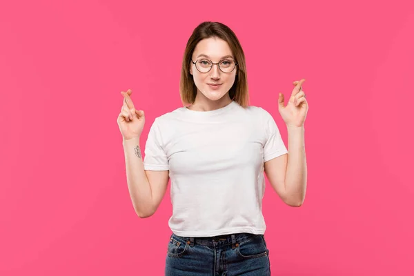 Vrolijke Stijlvolle Vrouw Brillen Kruising Vingers Geïsoleerd Roze — Stockfoto