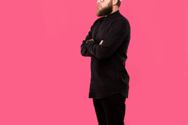 Обрізане Зображення Бородатого Хіпстера Який Позує Схрещеними Руками Ізольовано Рожевому — Безкоштовне стокове фото