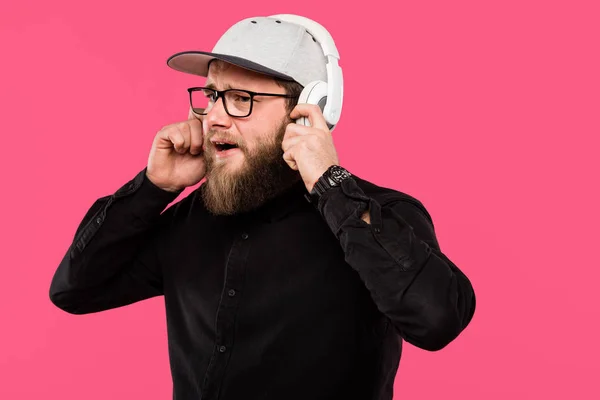 Hipster Masculin Barbu Écoutant Musique Dans Des Écouteurs Isolés Sur — Photo