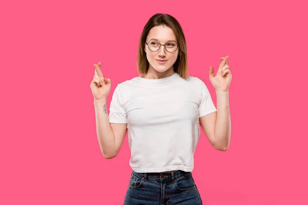 Aantrekkelijke Jonge Vrouw Brillen Kruising Vingers Geïsoleerd Roze — Gratis stockfoto