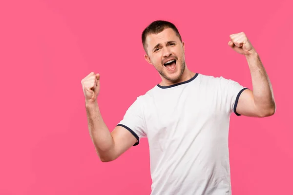 Excité Jeune Homme Avec Les Bras Levés Isolé Sur Rose — Photo