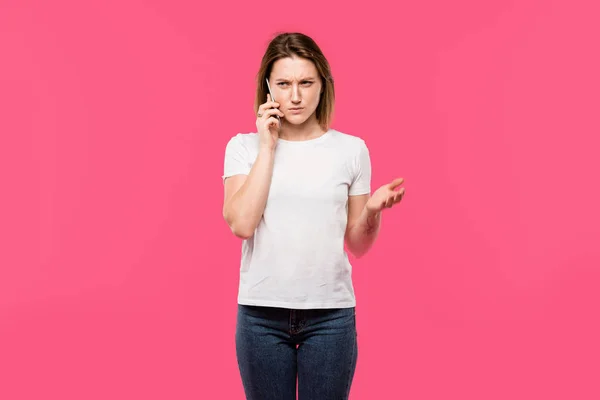 Mujer Joven Irritado Hablando Teléfono Inteligente Gesto Mano Aislado Rosa — Foto de stock gratis