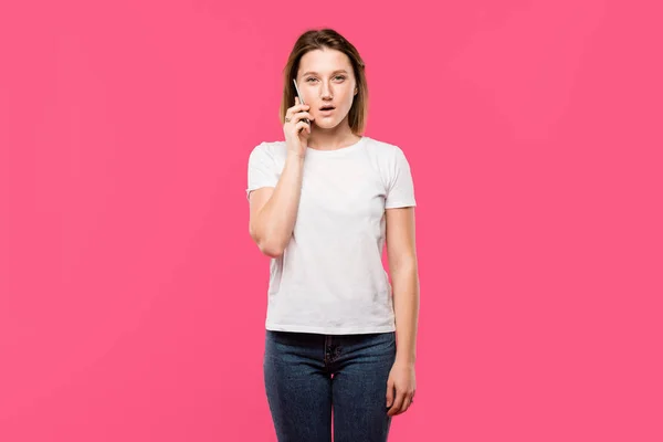 Sceptisch Jonge Vrouw Praten Smartphone Geïsoleerd Roze — Gratis stockfoto