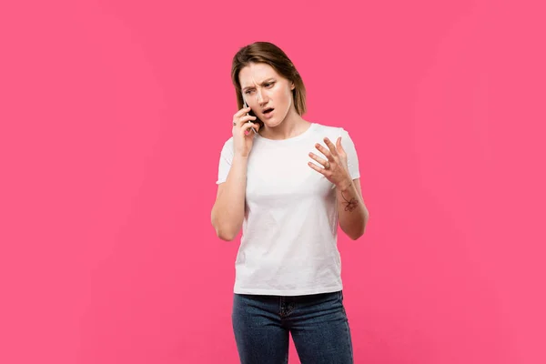 Chica Enojada Hablando Teléfono Inteligente Gesto Mano Aislado Rosa — Foto de stock gratuita