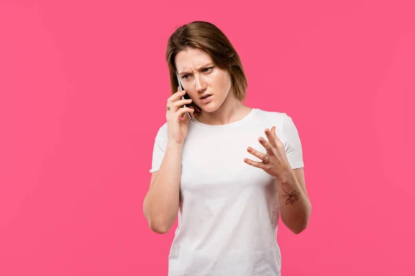 Aggressive Girl Tattooed Hand Talking Smartphone Gesturing Hand Isolated Pink — Free Stock Photo