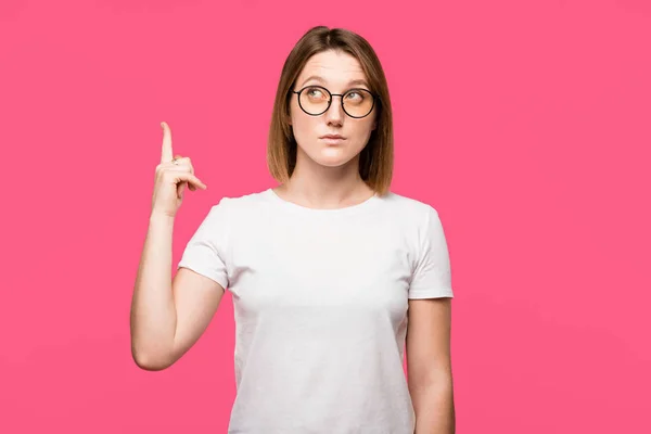 Aantrekkelijke Jonge Vrouw Brillen Doen Idee Gebaar Geïsoleerd Roze — Stockfoto