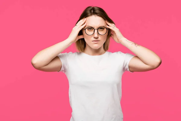 Donna Irritata Negli Occhiali Con Mal Testa Isolato Rosa — Foto stock gratuita