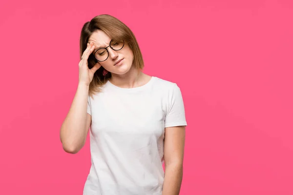 Arrabbiato Giovane Donna Occhiali Con Mal Testa Isolato Rosa — Foto stock gratuita