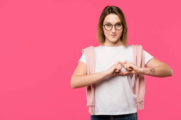 Pink Izole Kalp Sembolünü Gösterirken Gözlük Şık Kız — Ücretsiz Stok Fotoğraf