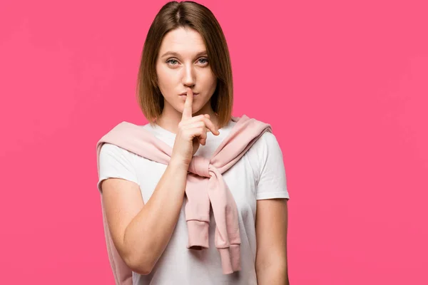 Mujer Elegante Mirando Cámara Haciendo Gesto Silencio Aislado Rosa — Foto de stock gratuita