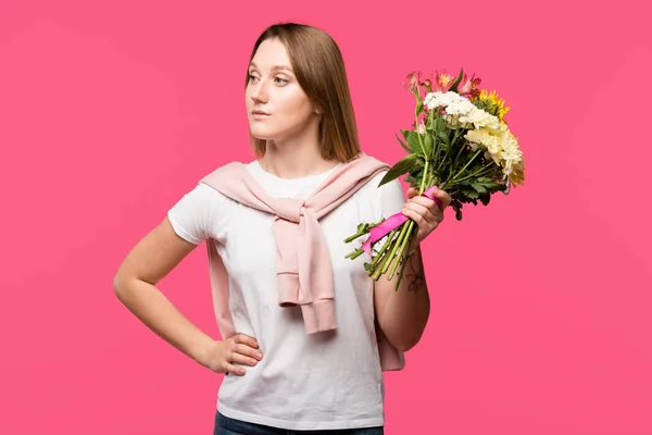 Atractiva Mujer Sosteniendo Colorido Ramo Varias Flores Aisladas Rosa — Foto de stock gratis