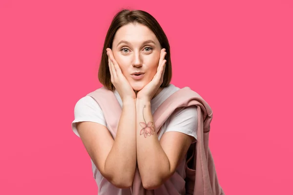 Positieve Jonge Vrouw Zoek Naar Camera Met Handen Wangen Geïsoleerd — Stockfoto