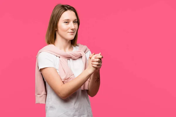 Alegre Joven Con Palmas Cruzadas Aisladas Rosa — Foto de stock gratis