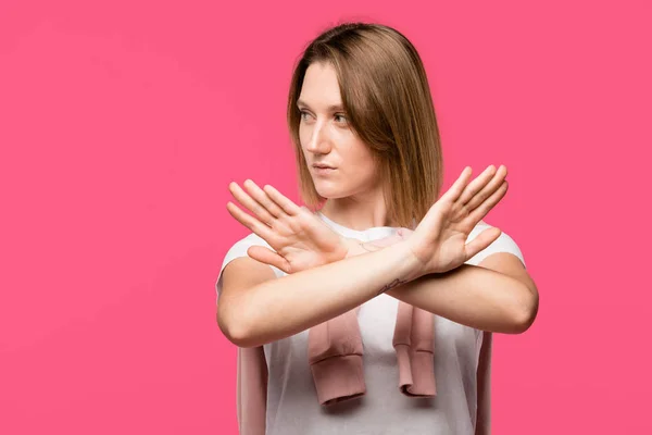 Młoda Kobieta Szukasz Drogi Pokazuje Gest Stop Skrzyżowanymi Rękami Różowym — Darmowe zdjęcie stockowe
