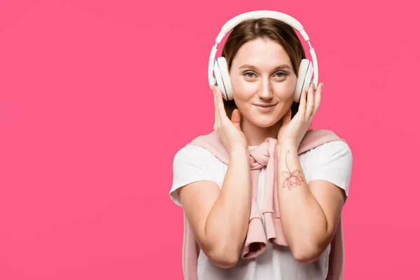Ευτυχισμένη Γυναίκα Ακουστικά Ακούγοντας Μουσική Που Απομονώνονται Ροζ — Φωτογραφία Αρχείου