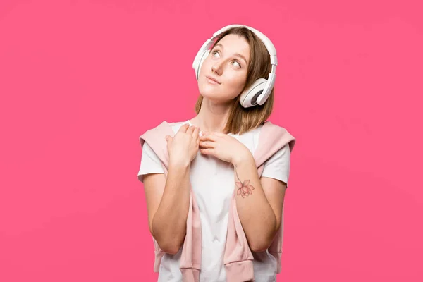 Joven Mujer Ensueño Auriculares Escuchando Música Aislada Rosa — Foto de Stock