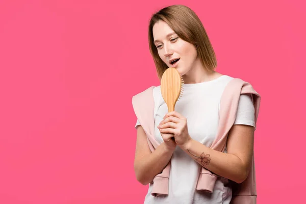 Mooi Meisje Bedrijf Haarborstel Zingen Geïsoleerd Roze — Stockfoto
