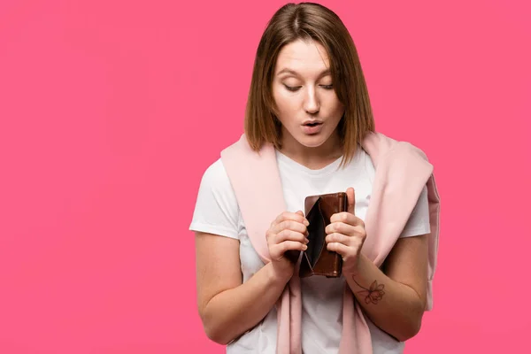Шокированная Молодая Женщина Смотрит Пустой Бумажник Изолированы Розовый — стоковое фото