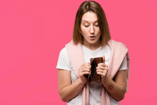 Impactado Joven Mujer Mirando Cartera Vacía Aislado Rosa — Foto de Stock