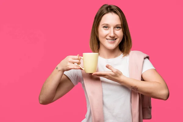 Aantrekkelijke Jonge Vrouw Houden Cup Lachend Camera Geïsoleerd Roze — Stockfoto