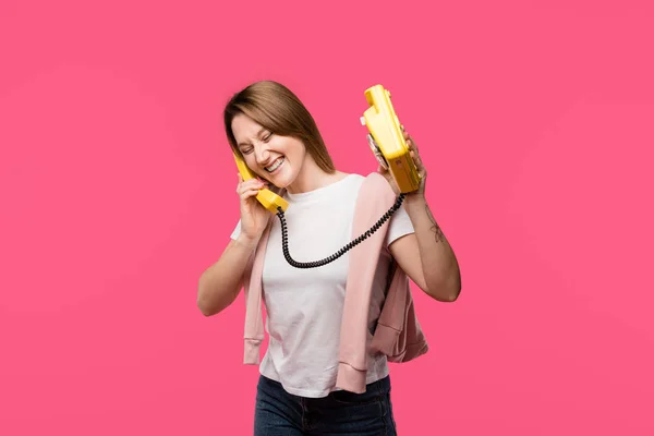 Vrolijke Jonge Vrouw Door Roterende Telefoon Praten Lachen Geïsoleerd Roze — Stockfoto