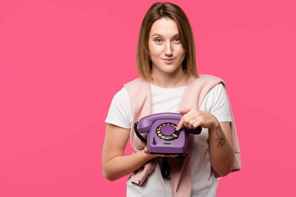 Bela Jovem Segurando Telefone Rotativo Sorrindo Para Câmera Isolada Rosa — Fotografia de Stock