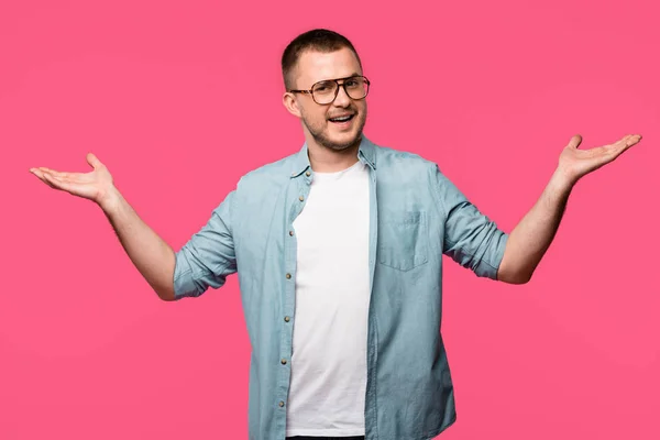 Hombre Guapo Gafas Pie Con Los Brazos Abiertos Sonriendo Cámara — Foto de Stock