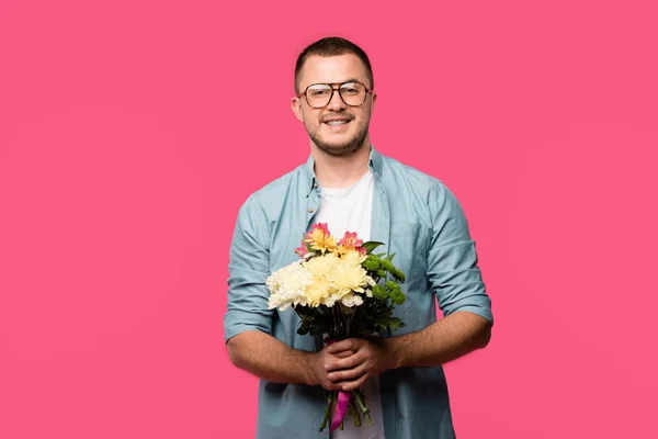 Jovem Feliz Segurando Buquê Flores Sorrindo Para Câmera Isolada Rosa — Fotografia de Stock