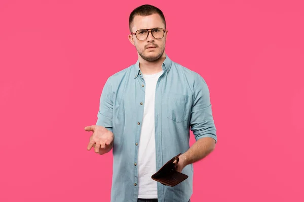 Upset Young Man Holding Empty Wallet Looking Camera Isolated Pink — Stock Photo, Image