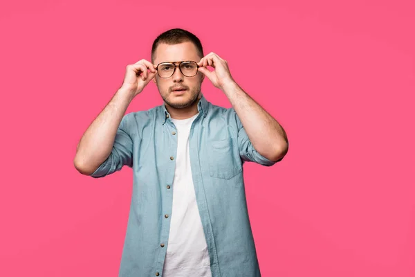 Ernstige Jonge Man Brillen Aanpassen Kijken Naar Camera Geïsoleerd Roze — Gratis stockfoto