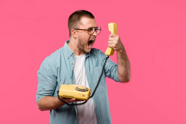 Homem Emocional Óculos Gritando Com Auscultador Isolado Rosa — Fotografia de Stock