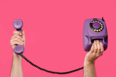pink izole mor döner telefon tutarak adamın kırpılmış atış