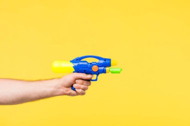 sarı izole oyuncak silahı tutan kişi kırpılmış atış