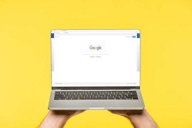 google web sitesi ile dizüstü bilgisayar ekranında sarı izole tutan kişi kırpılmış atış