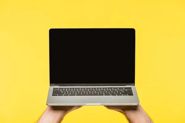 Tiro Recortado Pessoa Segurando Laptop Com Tela Branco Isolado Amarelo — Fotografia de Stock