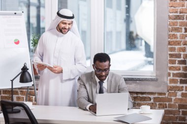 Afrika kökenli Amerikalı işadamı dijital aygıt kullanma modern office 