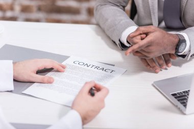 Görünümü çok ırklı işadamlarından modern ofis sözleşme imzalama kırpılmış