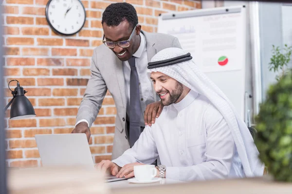 Empresarios Multiétnicos Mirando Computadora Portátil Sonriendo Oficina — Foto de stock gratis