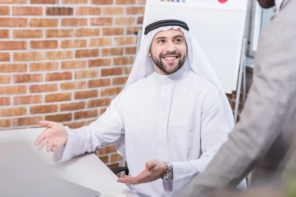 Hombre Negocios Árabe Sonriendo Haciendo Gestos Cargo — Foto de stock gratis