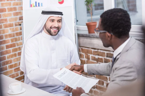 Multietniskt Affärsmän Skakar Hand Och Ler Office — Stockfoto