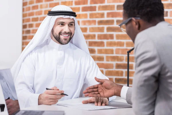 Hombre Negocios Árabe Firma Contrato Escritorio Oficina — Foto de Stock