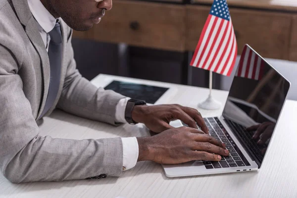 Vista Recortada Del Empresario Afroamericano Escribiendo Teclado Del Ordenador Portátil — Foto de Stock