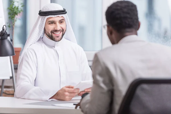 Empresário Árabe Sorrindo Segurando Tablet Digital Escritório — Fotografia de Stock