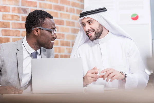 Arabischer Geschäftsmann Blickt Auf Afrikanisch Amerikanischen Partner Und Lächelt Büro — Stockfoto