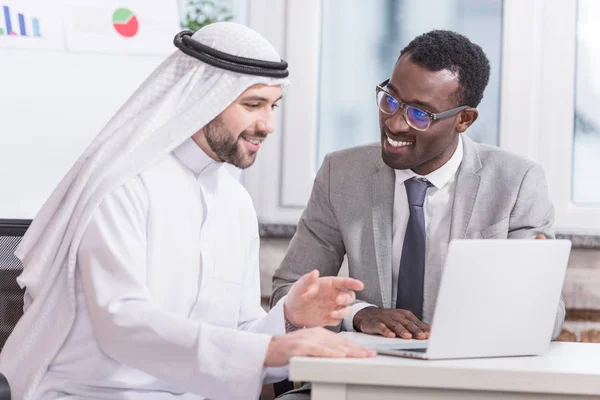 Lachende Zakenman Zit Aan Bureau Met Laptop — Stockfoto