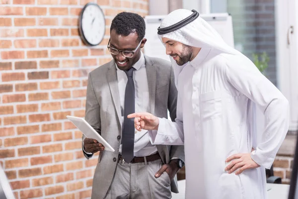 Empresarios Multiculturales Mirando Tableta Oficina Moderna — Foto de Stock