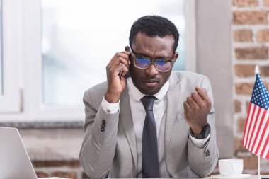 Afrikalı Amerikalı İşadamı Modern Ofiste Akıllı Telefonla Konuşuyor 